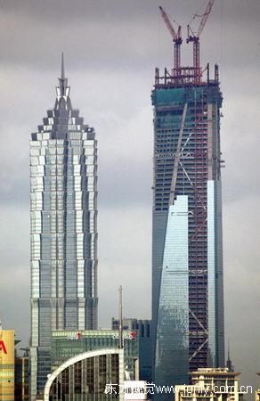 环球金融中心安装首套超高层风阻尼器