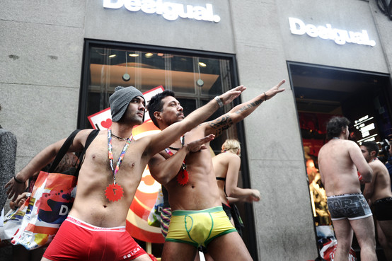 西班牙一家服装店创意促销活动:顾客光着来穿