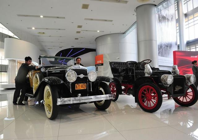 nEO_IMG_配图一：凯迪拉克老爷车Model M和LaSalle敞篷车从上海汽车博物馆启运赴京.jpg