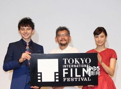 (左起)哈利杉山、导演庵野秀明、冈本梓。