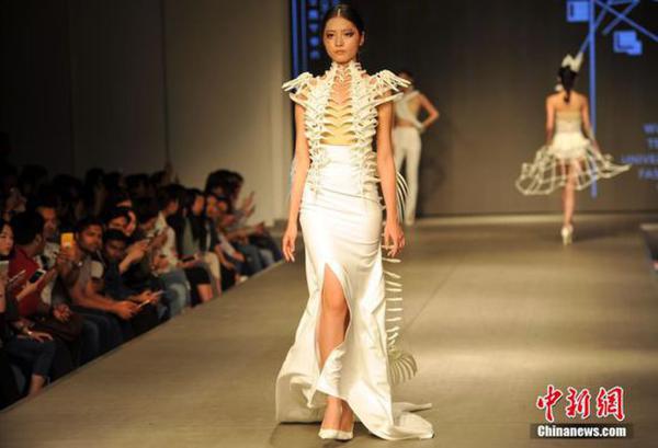 4月11日,在武汉纺织大学服装与服饰设计专业毕业作品展上,3套用3D技术打印而成的服装作品一经亮相,引来不少关注。据设计者汤晓介绍,该服装以希腊神话故事里海妖Siren为灵感而创作,3D服装立体呈现出了海妖的骨骼结构。服装从设计到成型用时4个月,耗资5万余元。